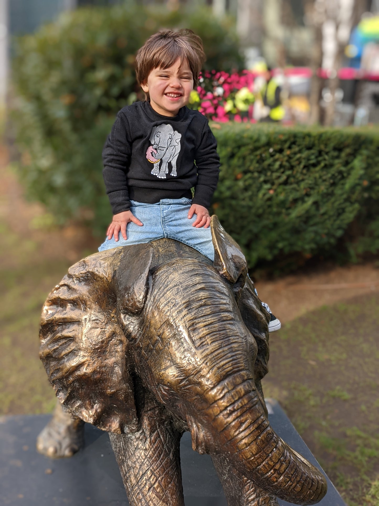 Children's crewneck jumper - Donut eating elephant