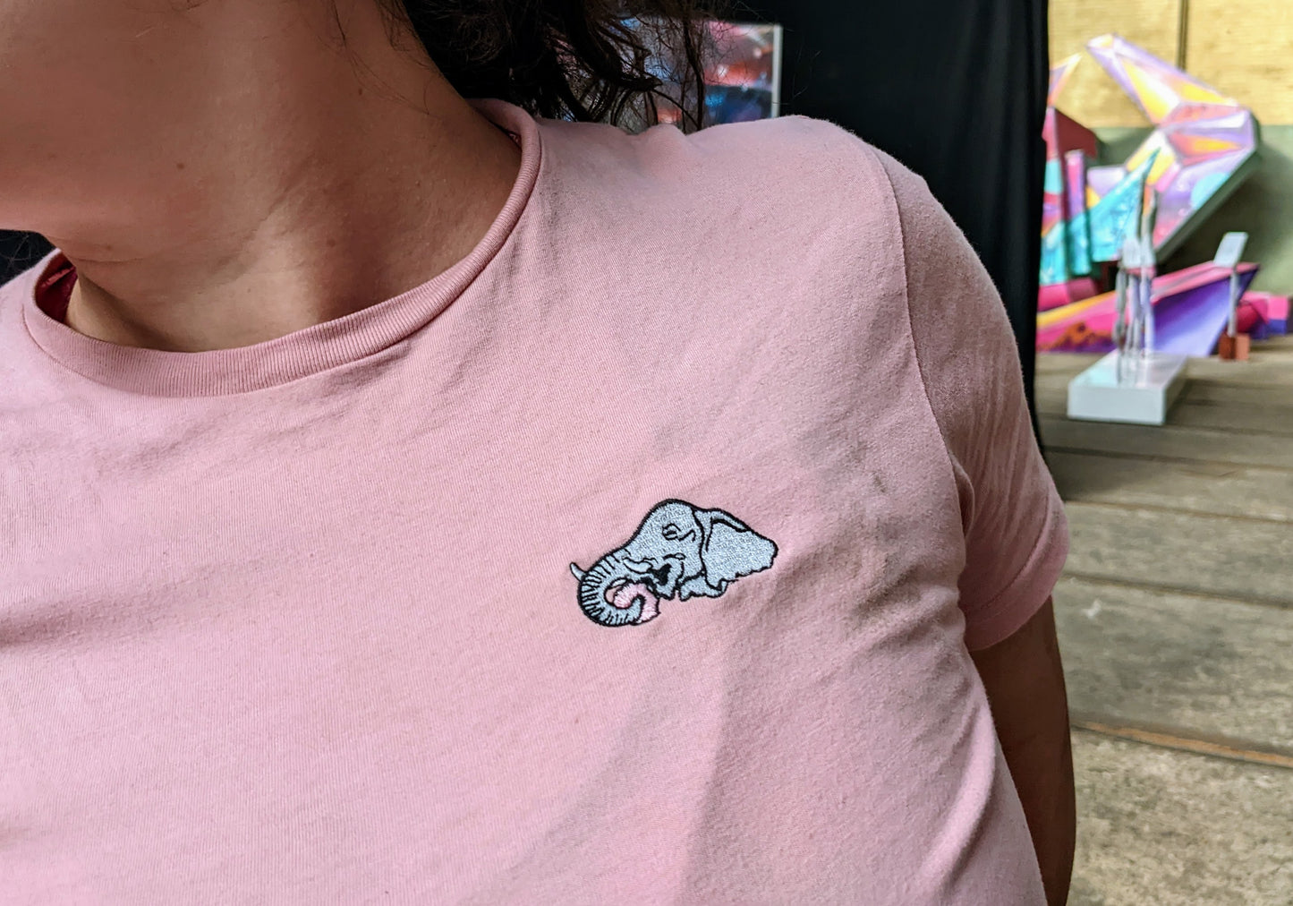 Pink t-shirt - Elephant eating donut